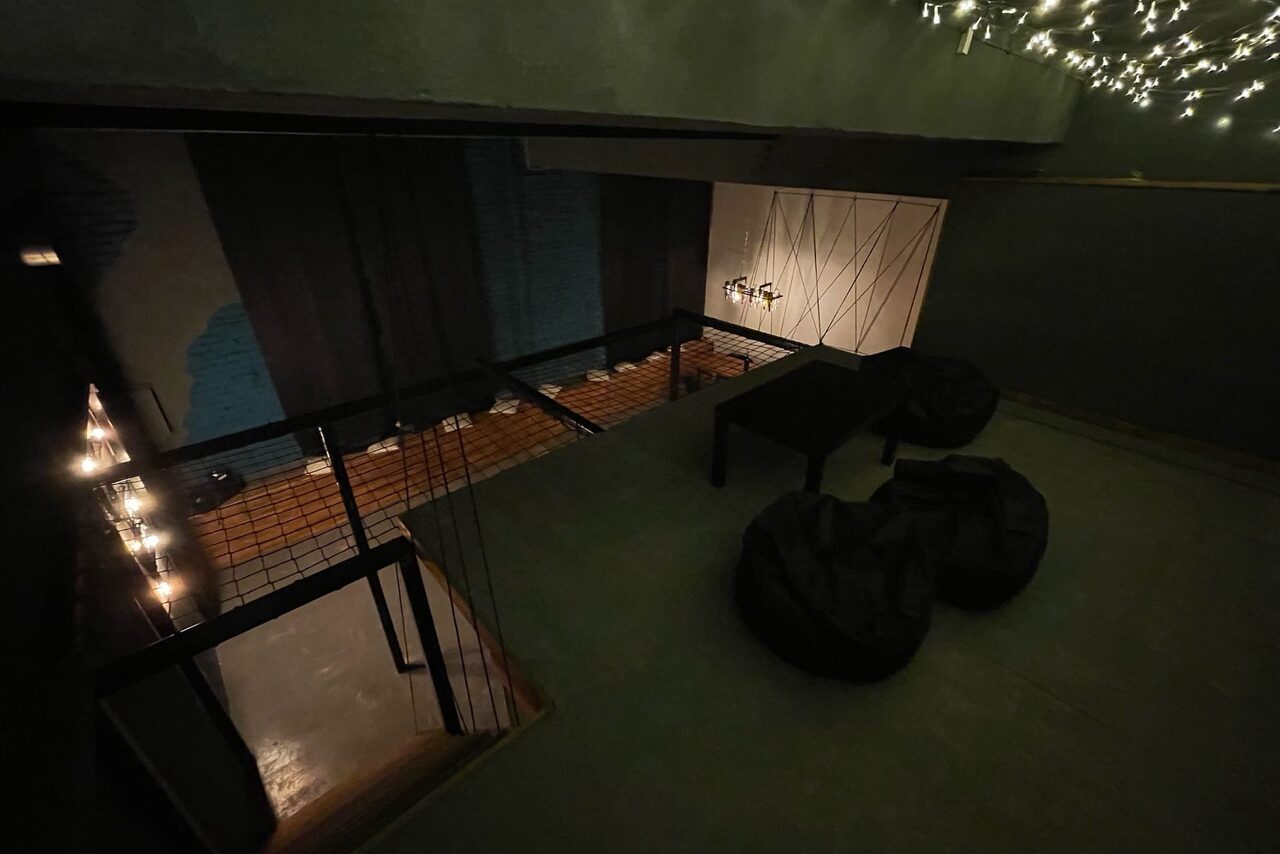 Арендовать Подъём. Просторный лофт с сеткой-гамаком