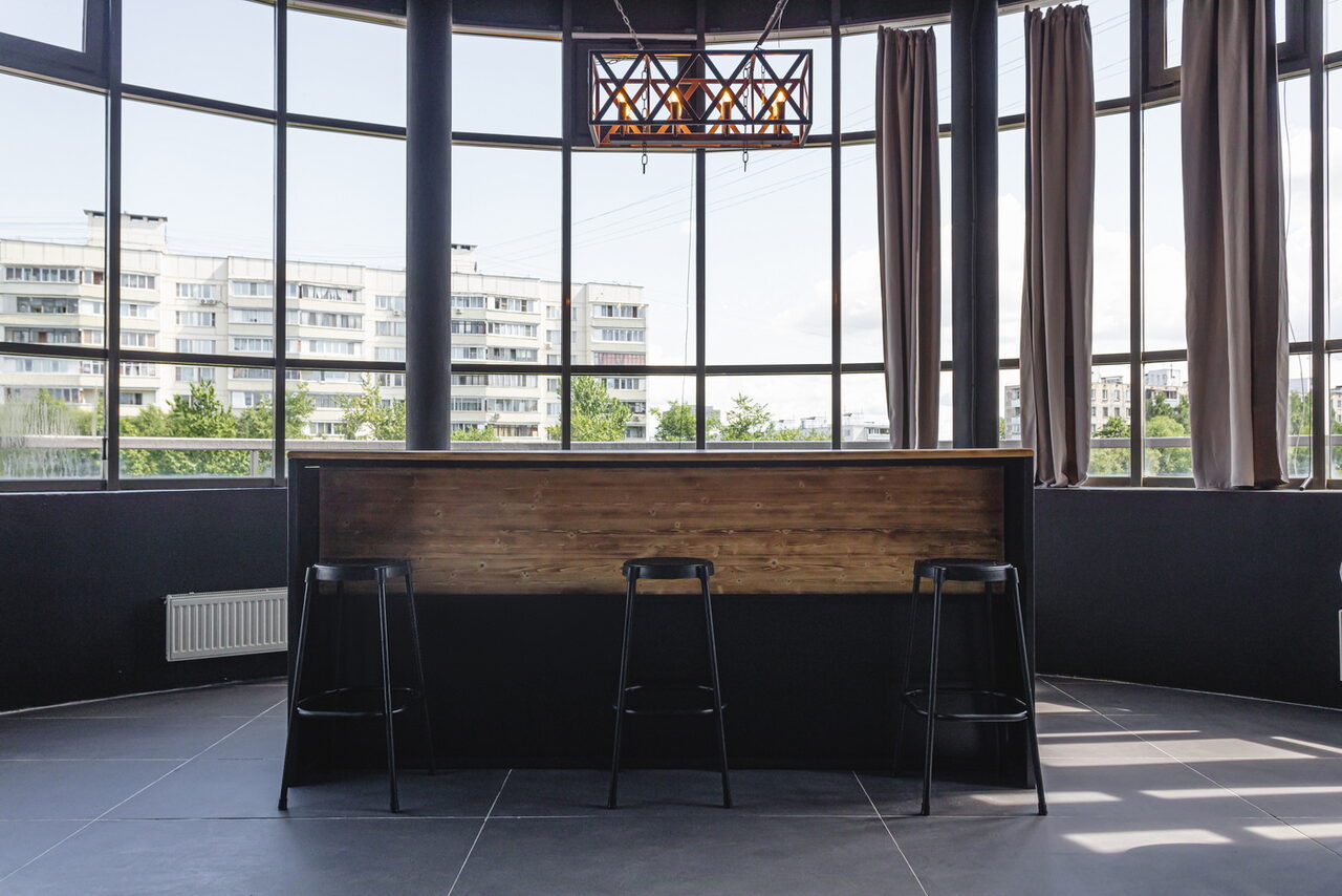 Арендовать Высота Лофт Панорамный лофт в строгих тонах