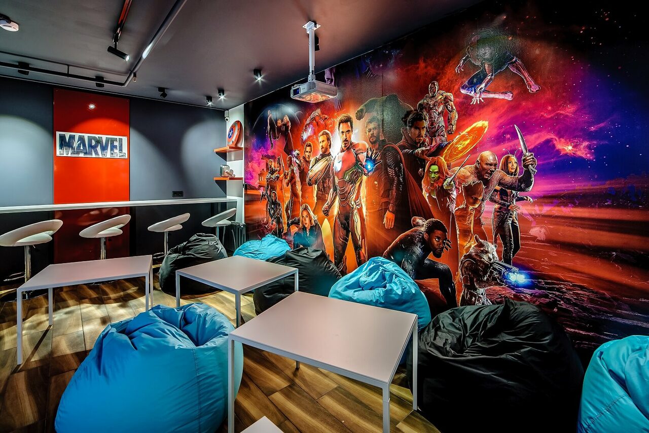 Арендовать Красочный лофт-зал с пуфами 