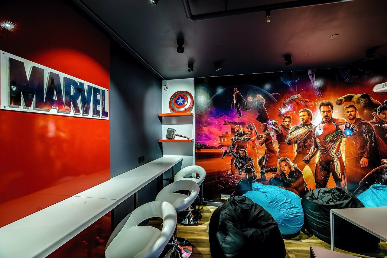 Арендовать Красочный лофт-зал с пуфами 