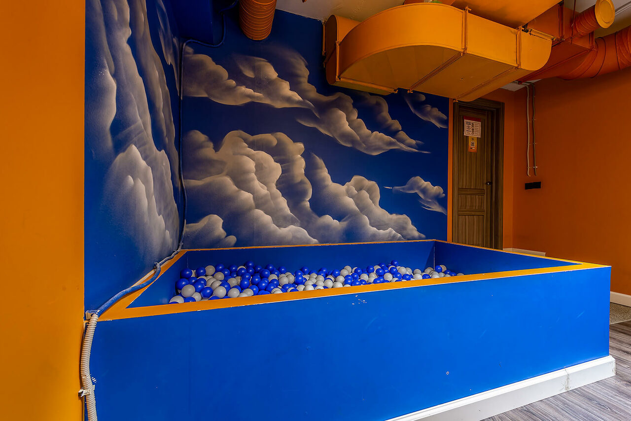 Арендовать Лофт-зал с тёплыми оттенками 