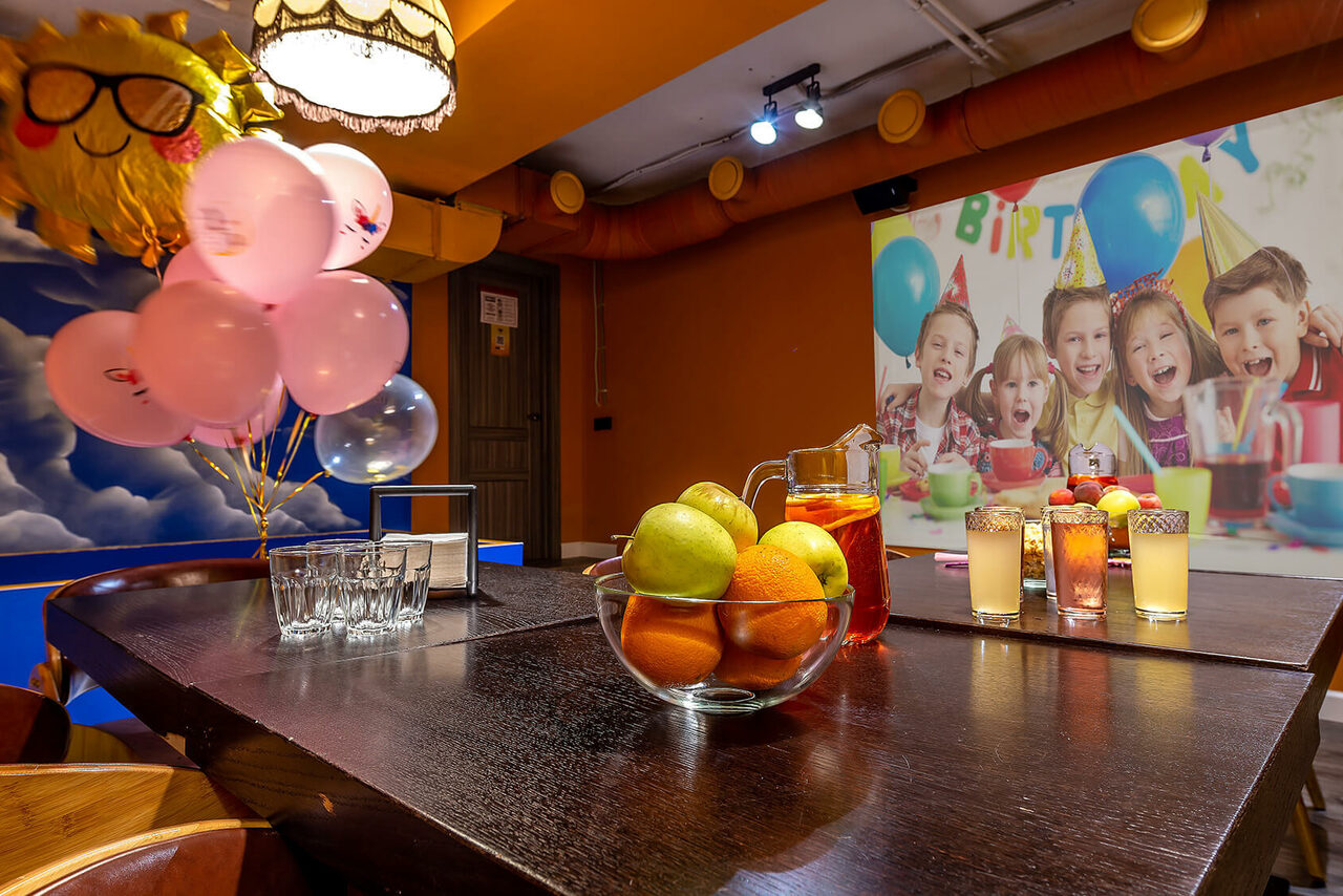 Арендовать Лофт-зал с тёплыми оттенками 