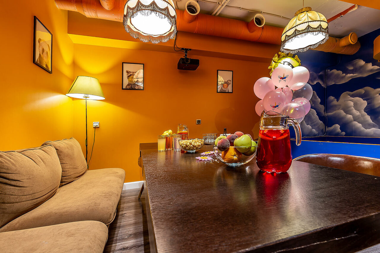 Арендовать Лофт-зал с тёплыми оттенками 