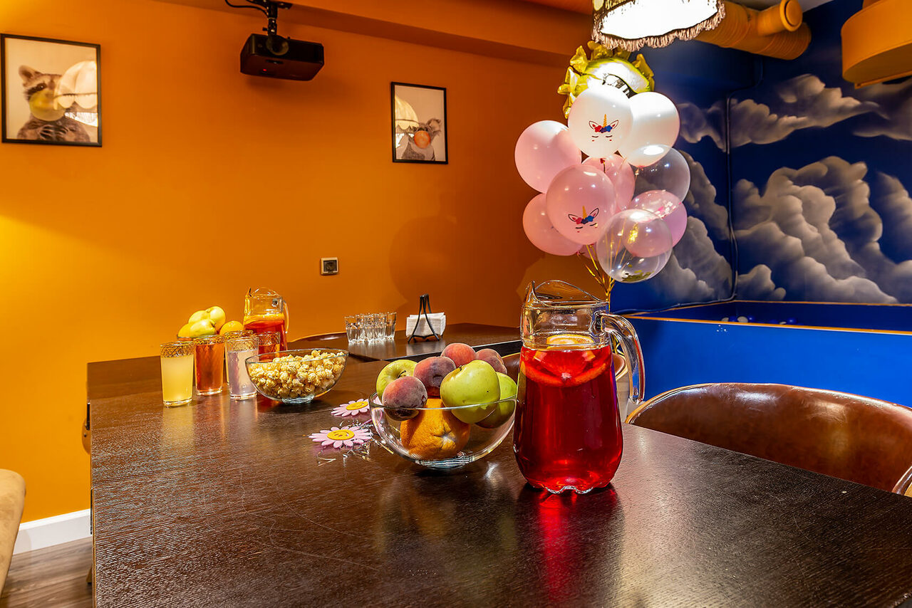 Арендовать Лофт-зал с тёплыми оттенками 