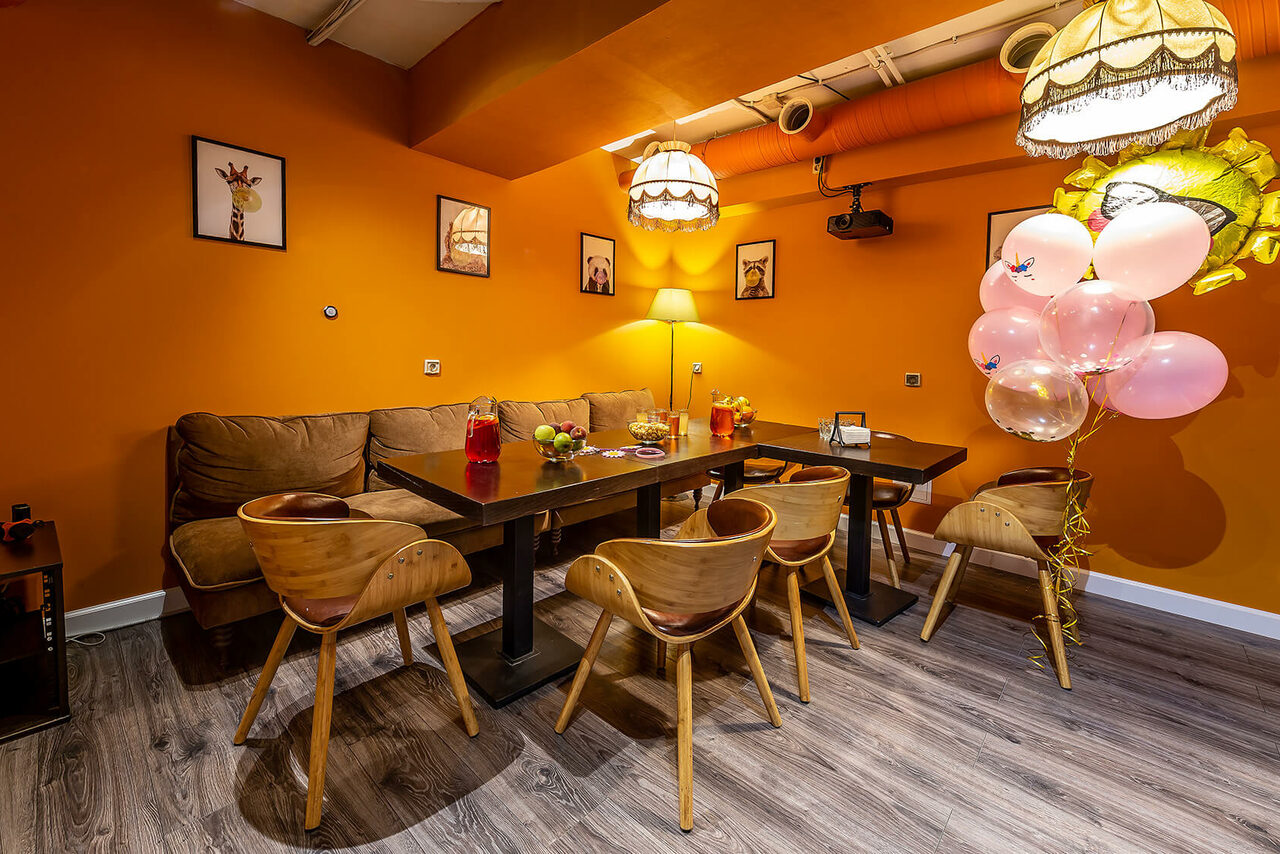 Арендовать Лофт-зал с тёплыми оттенками 