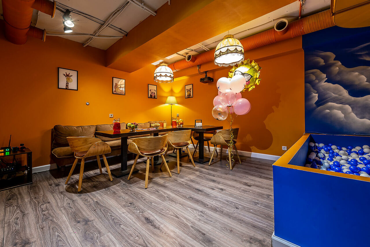 Арендовать Лофт-зал с тёплыми оттенками 