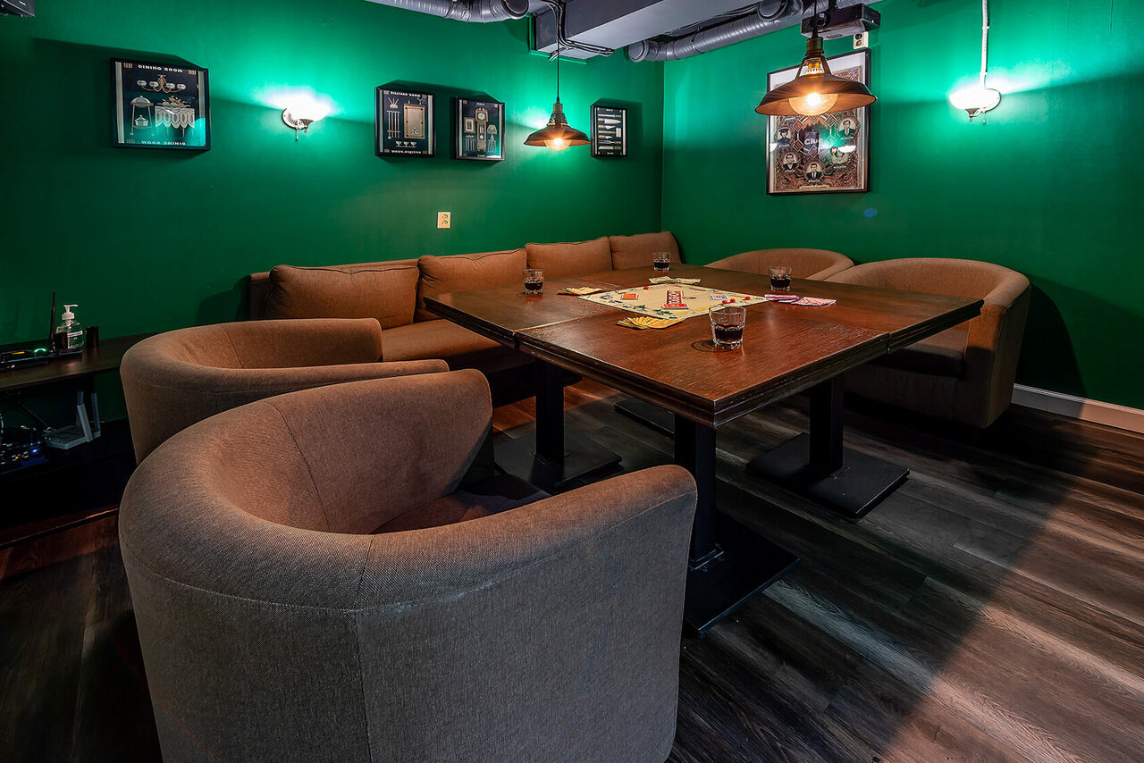 Арендовать Лофт-зал с большим игральным столом 