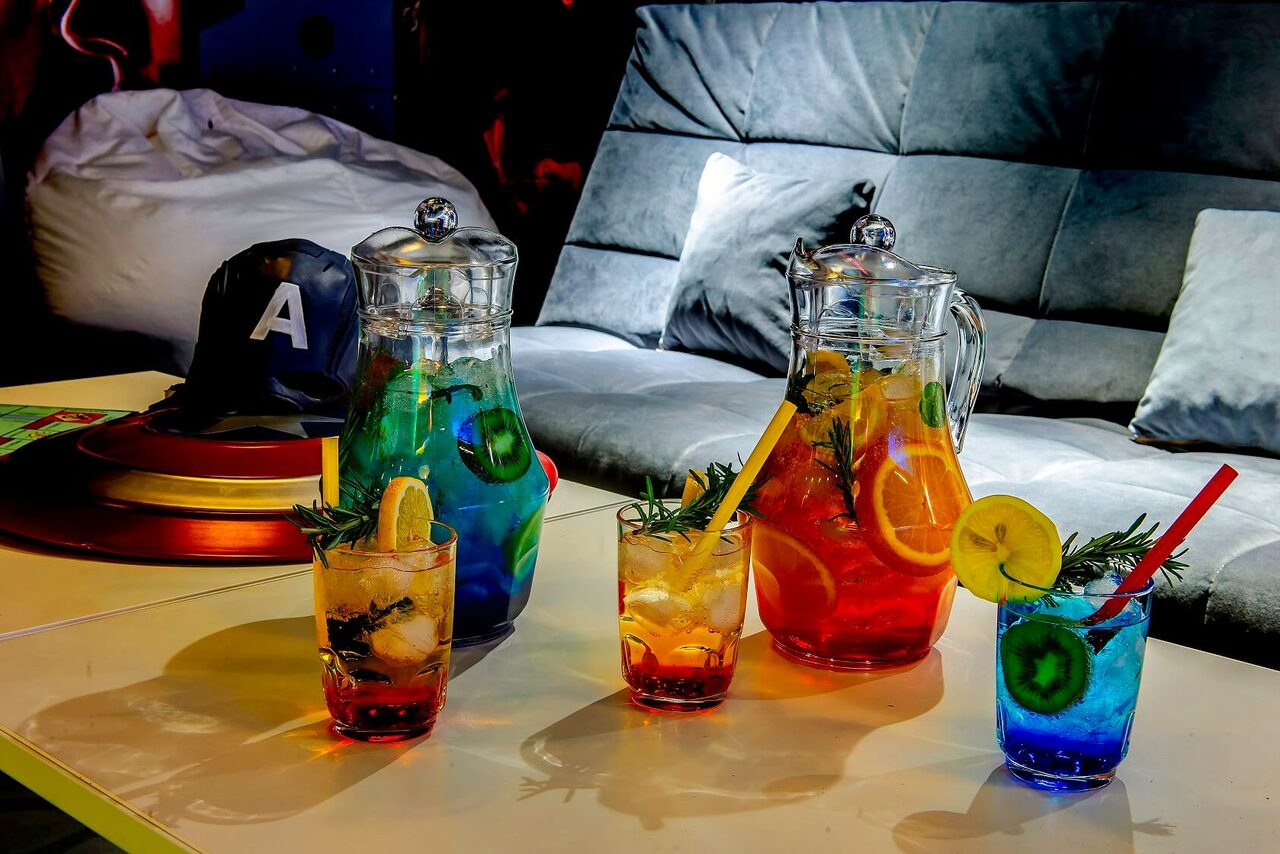 Арендовать Party Time (Пати Тайм). Лофт-зал с супергеройскими персонажами