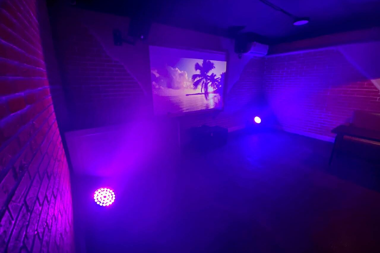 Арендовать Лофт-комната с проектором 