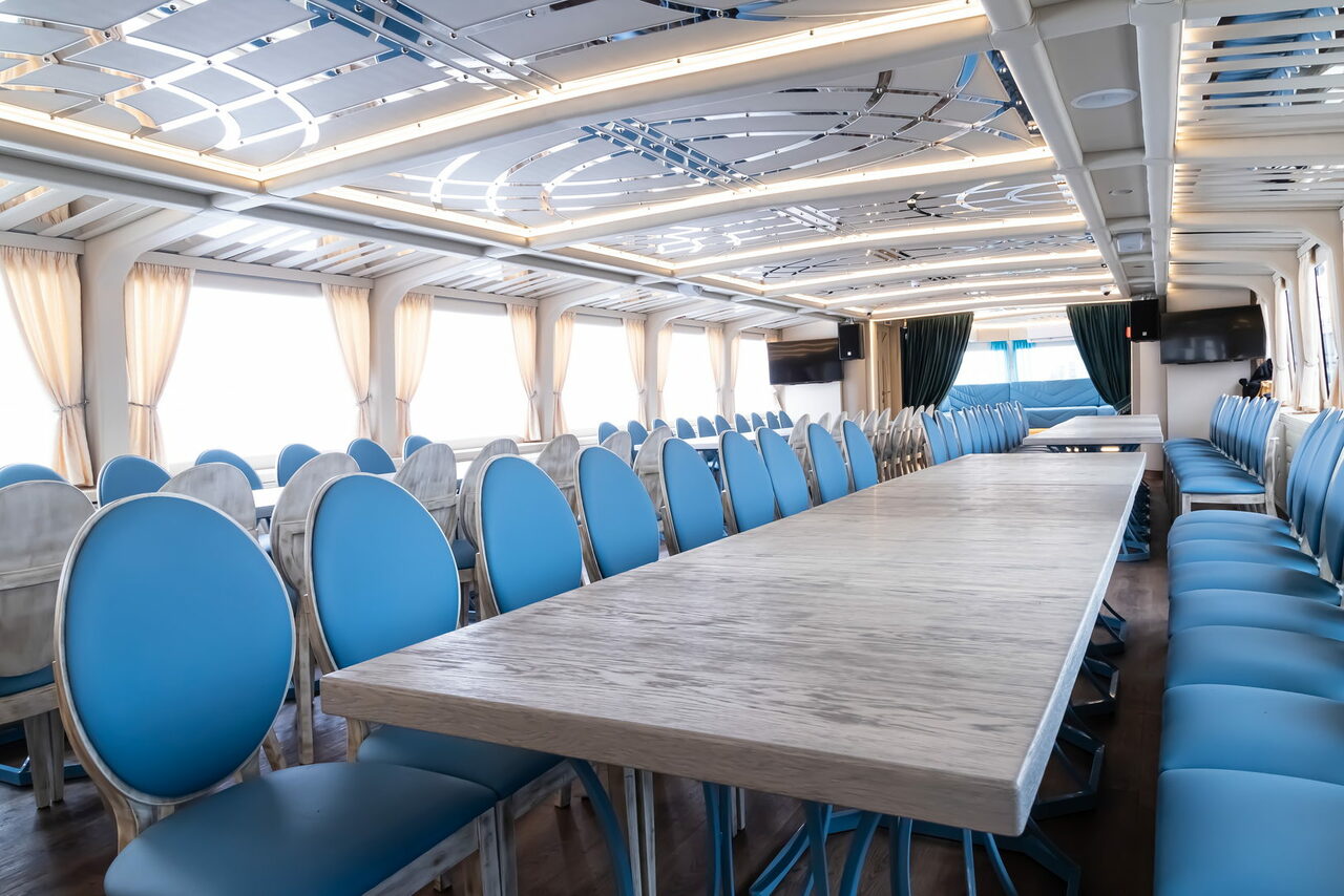 Арендовать Двухпалубный теплоход премиум класса