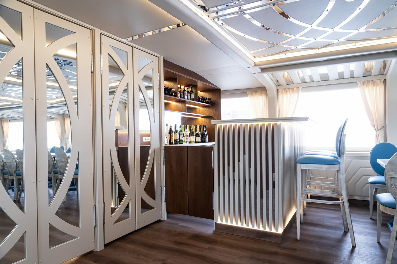 Арендовать Двухпалубный теплоход премиум класса