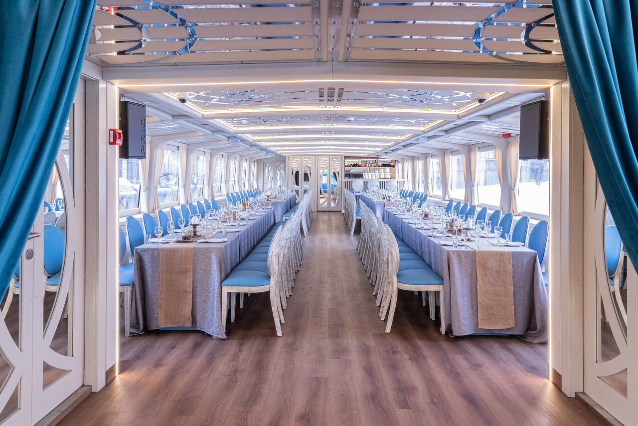 Арендовать Двухпалубный теплоход премиум класса