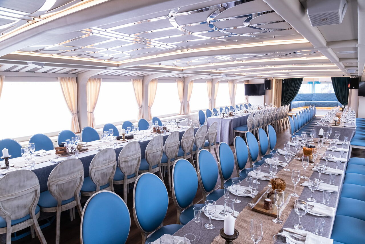 Арендовать Двухпалубный теплоход премиум класса