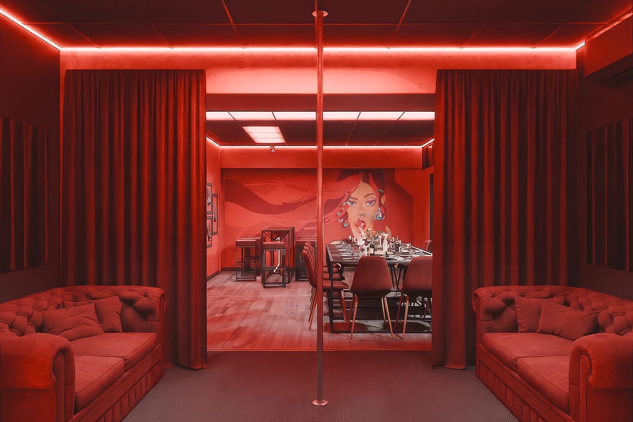 Арендовать ИглуБар. Bad girl. Тёмный лофт-зал в красных оттенках 