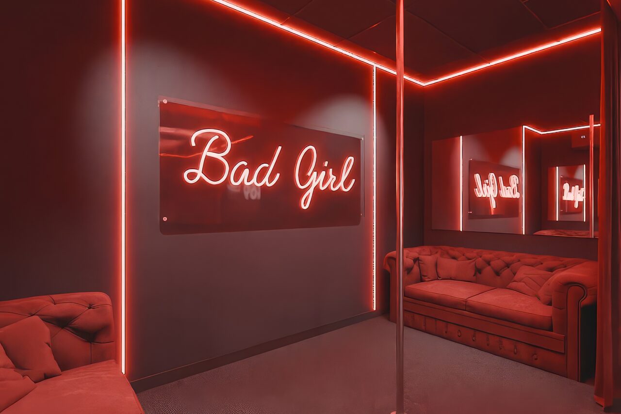 Арендовать ИглуБар. Bad girl. Тёмный лофт-зал в красных оттенках 