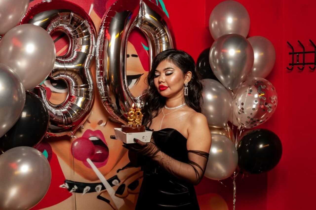 Арендовать ИглуБар. Bad girl. Тёмный лофт-зал в красных оттенках 