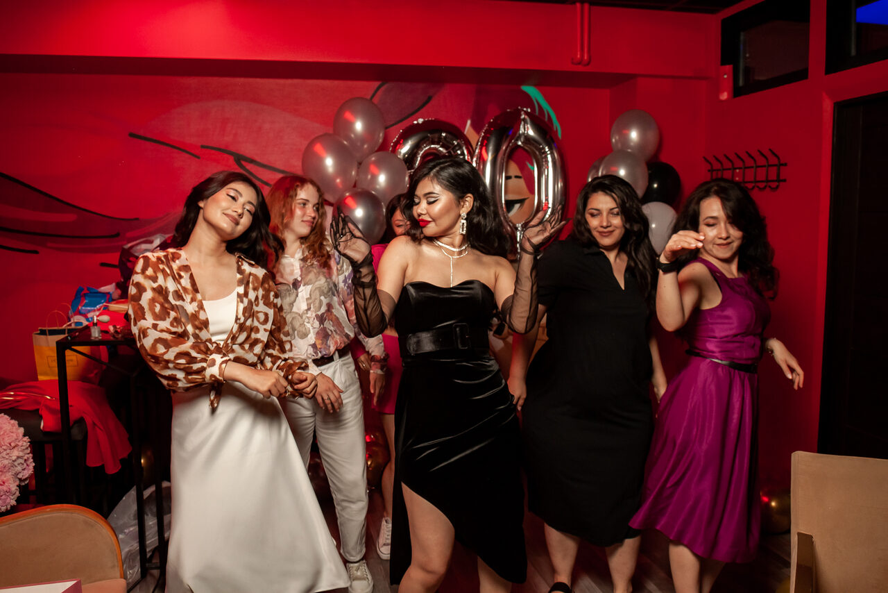 Арендовать ИглуБар. Bad girl. Тёмный лофт в красных оттенках