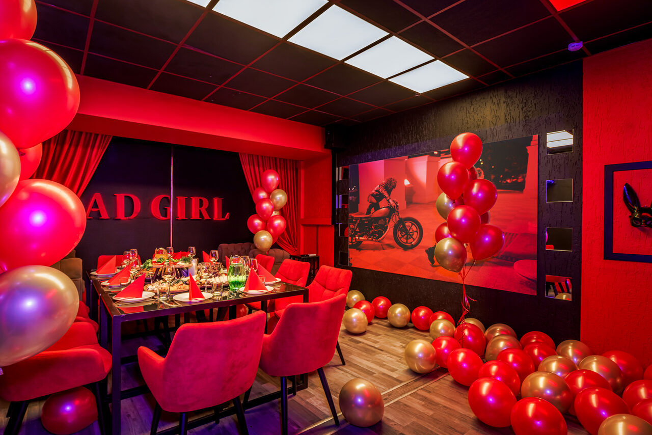 Арендовать ИглуБар. Bad girl. Тёмный лофт в красных оттенках