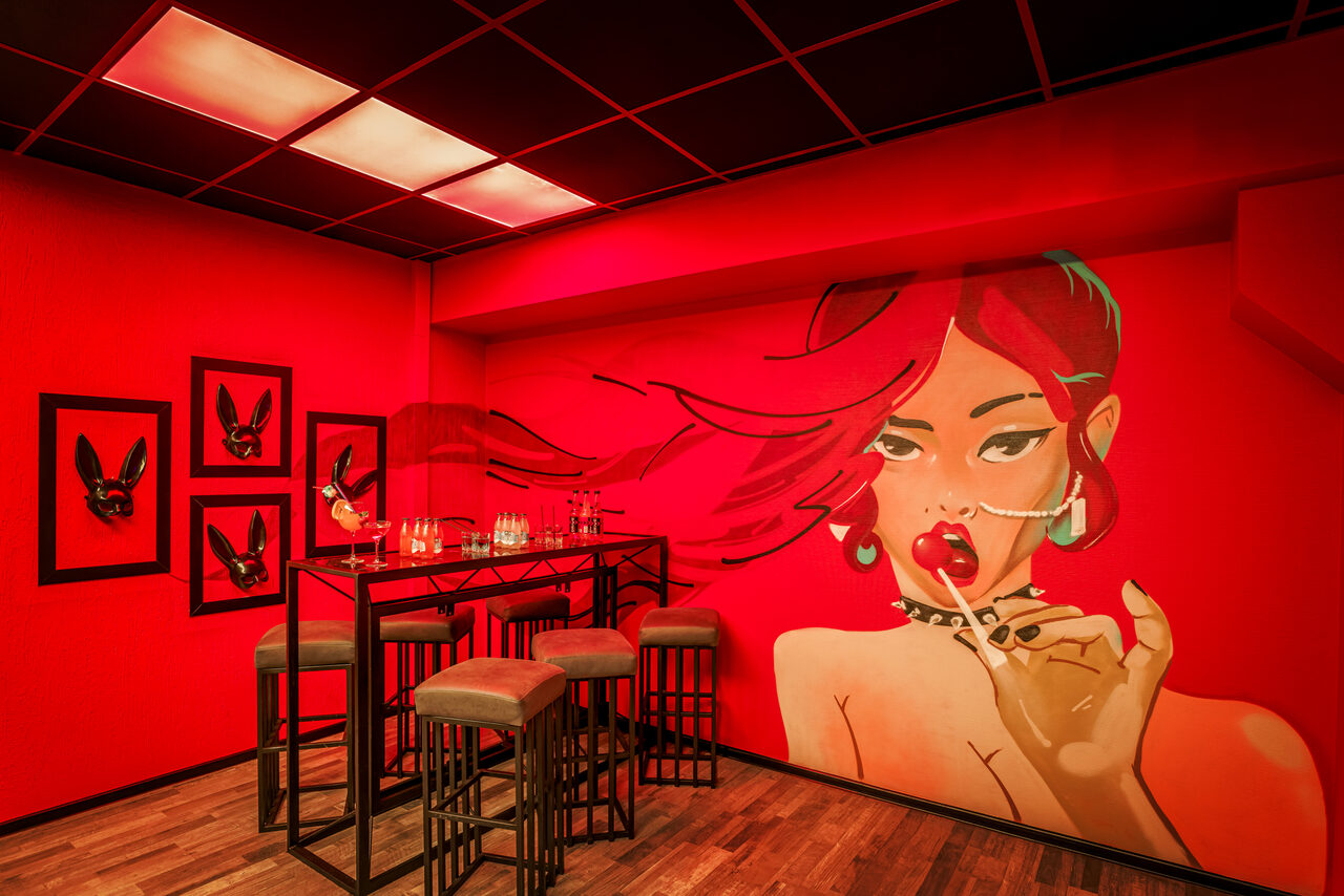 Арендовать ИглуБар. Bad girl. Тёмный лофт в красных оттенках