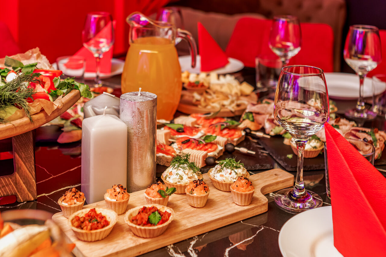 Арендовать ИглуБар. Bad girl. Тёмный лофт в красных оттенках