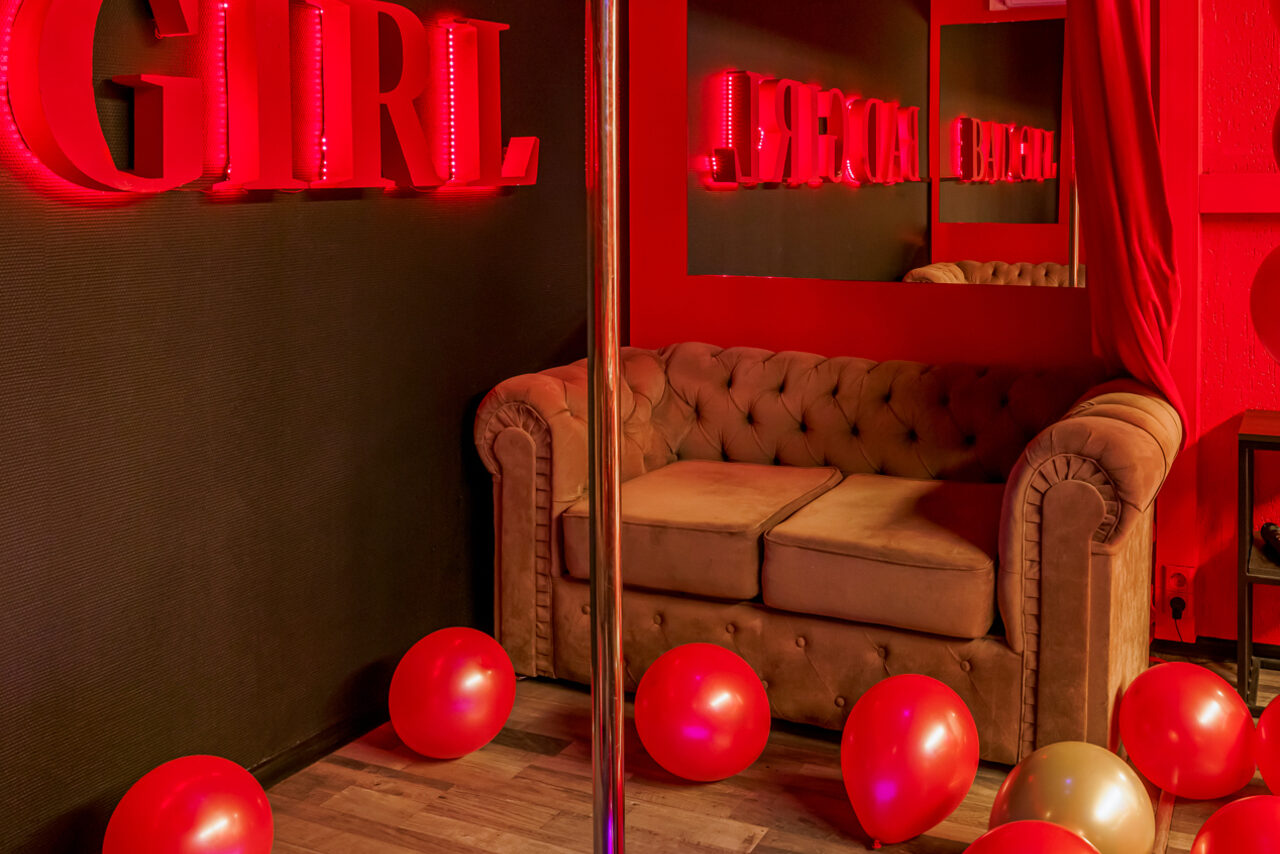 Арендовать ИглуБар. Bad girl. Тёмный лофт в красных оттенках