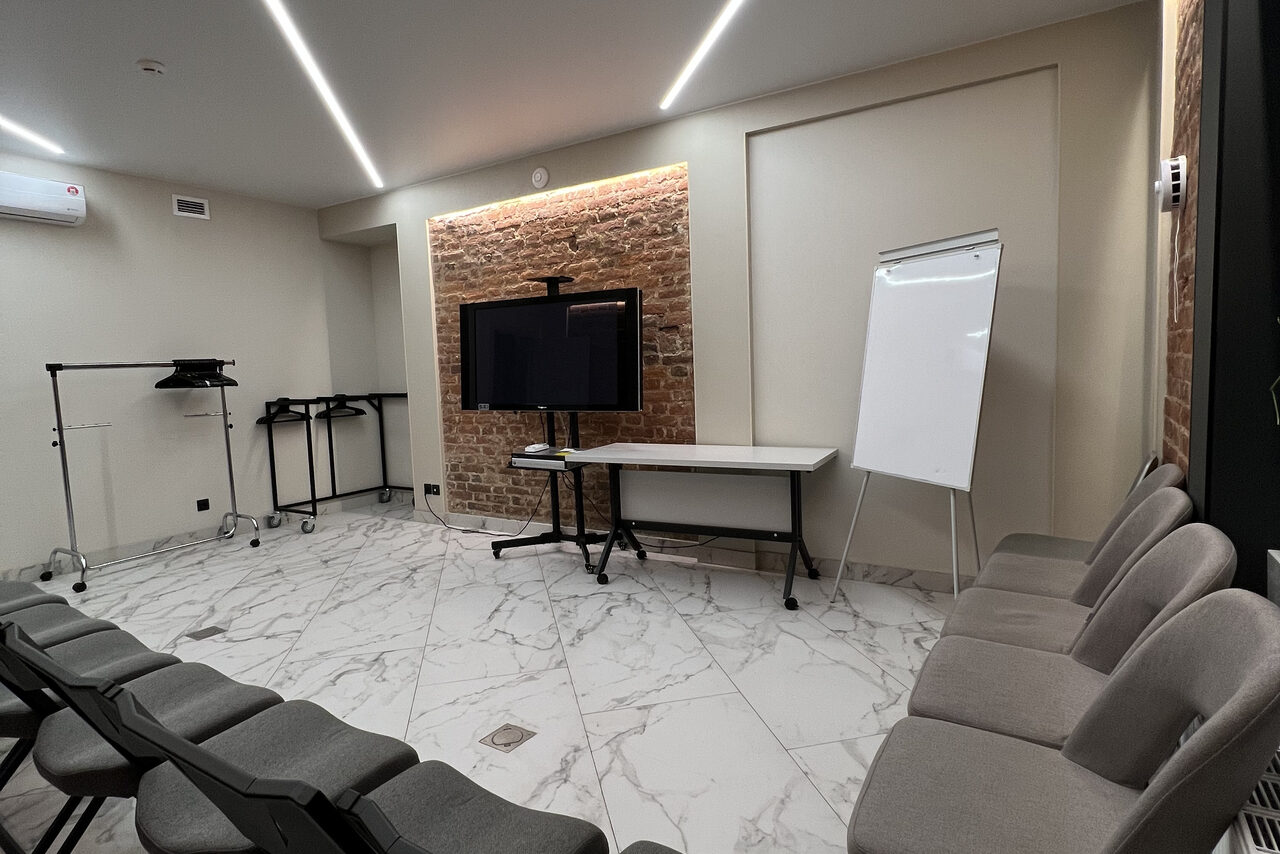 Арендовать Небольшой конференц-зал на 20 человек 