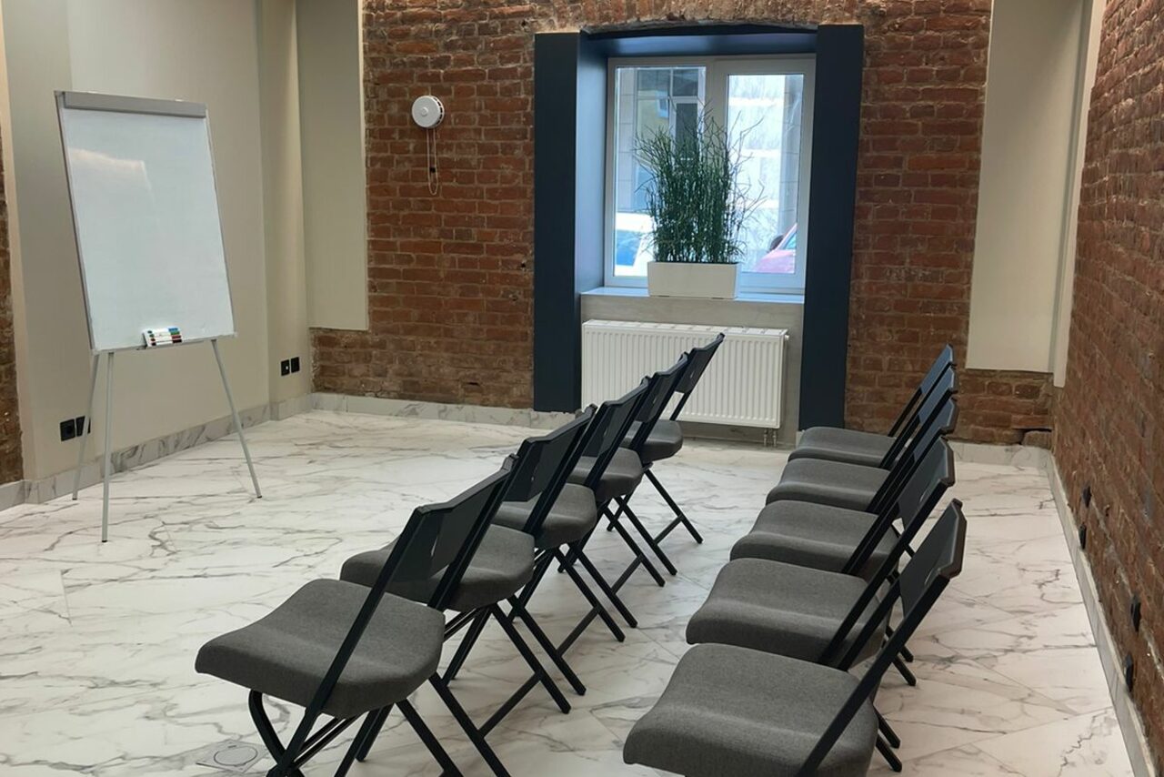 Арендовать Небольшой конференц-зал на 20 человек 