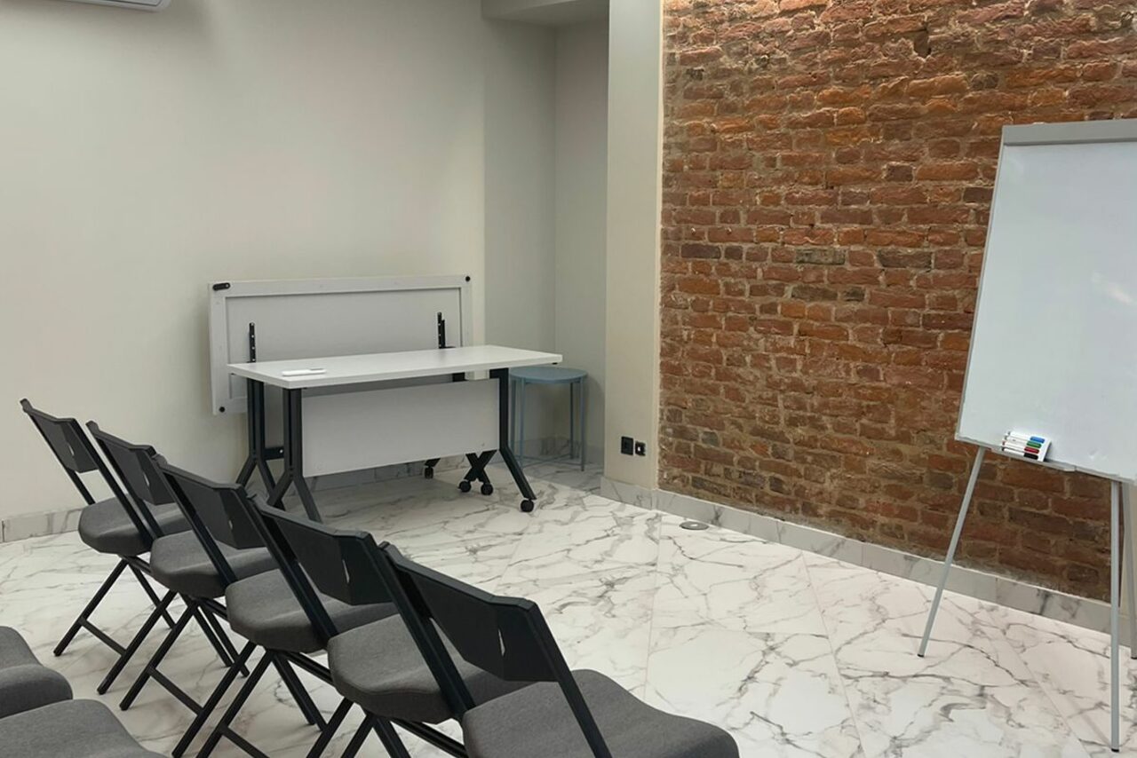 Арендовать Небольшой конференц-зал на 20 человек 