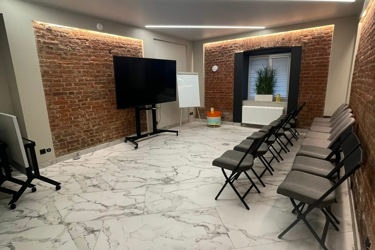 Арендовать Небольшой конференц-зал на 20 человек 