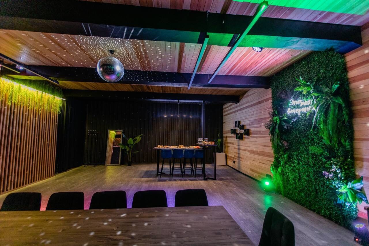 Арендовать Стильный лофт с фотозоной и выходом на залив