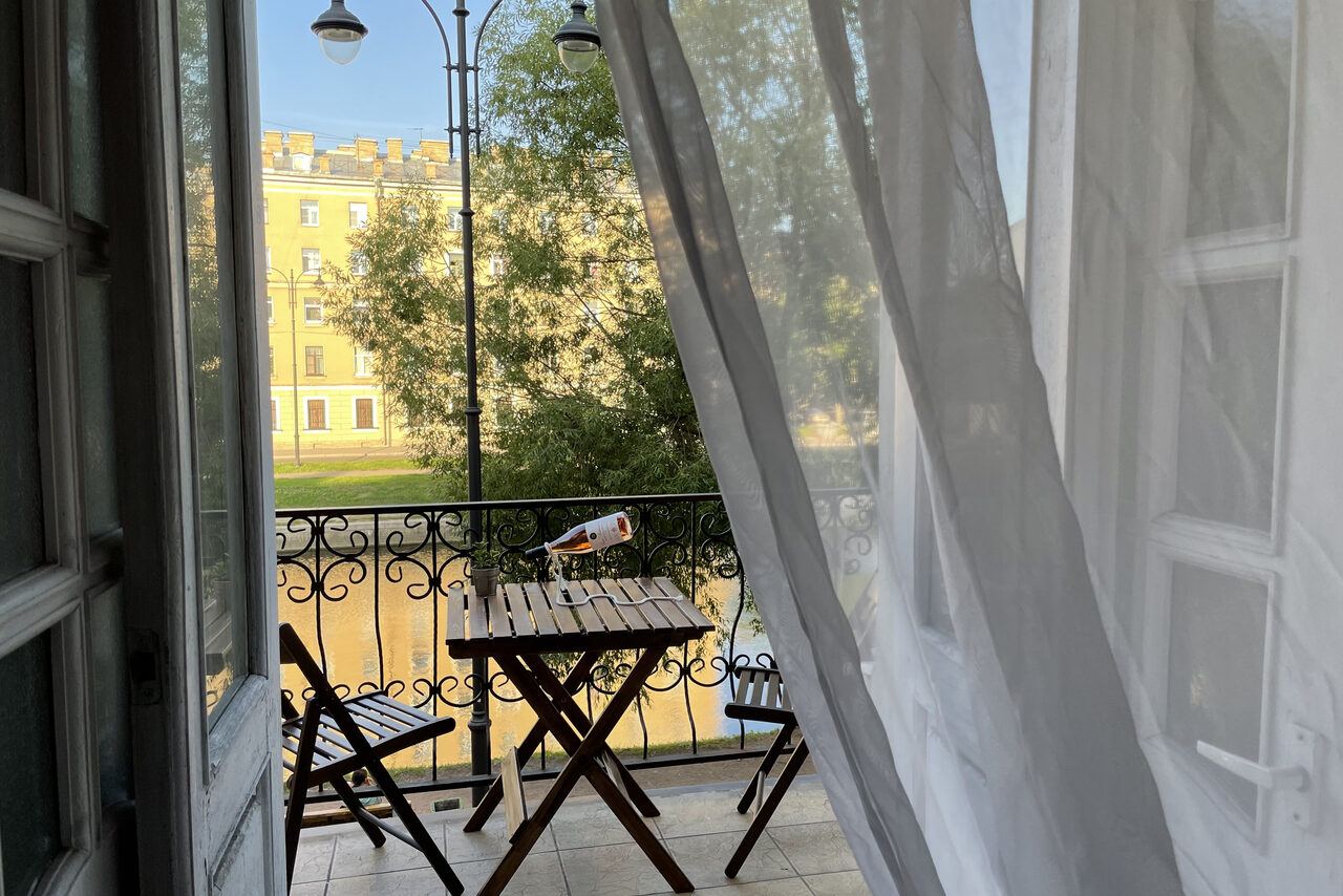 Арендовать 4SaintsPlace (4СэйнтсПлэйс). Авторский лофт с балконом и видом на реку
