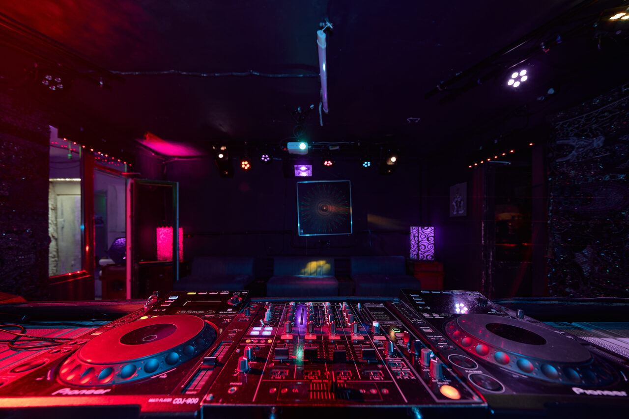 Арендовать Клуб с профессиональным звуковым оборудованием