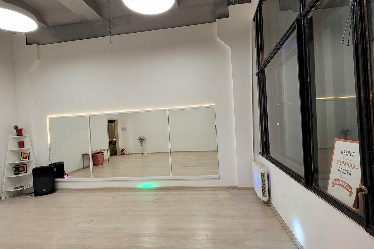 Арендовать Slam Space (Слэм Спейс). Белый зал для небольших групп