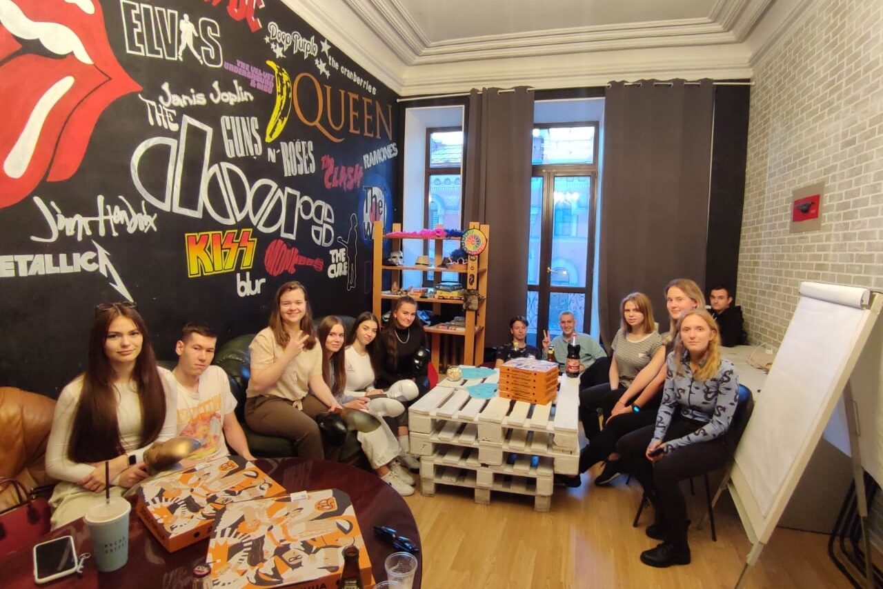 Арендовать Топчик Лаундж зона с балконом 