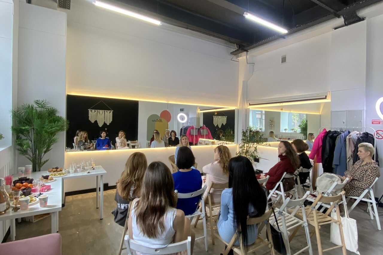 Арендовать Meet.Moscow Светлое пространство с зеркалом