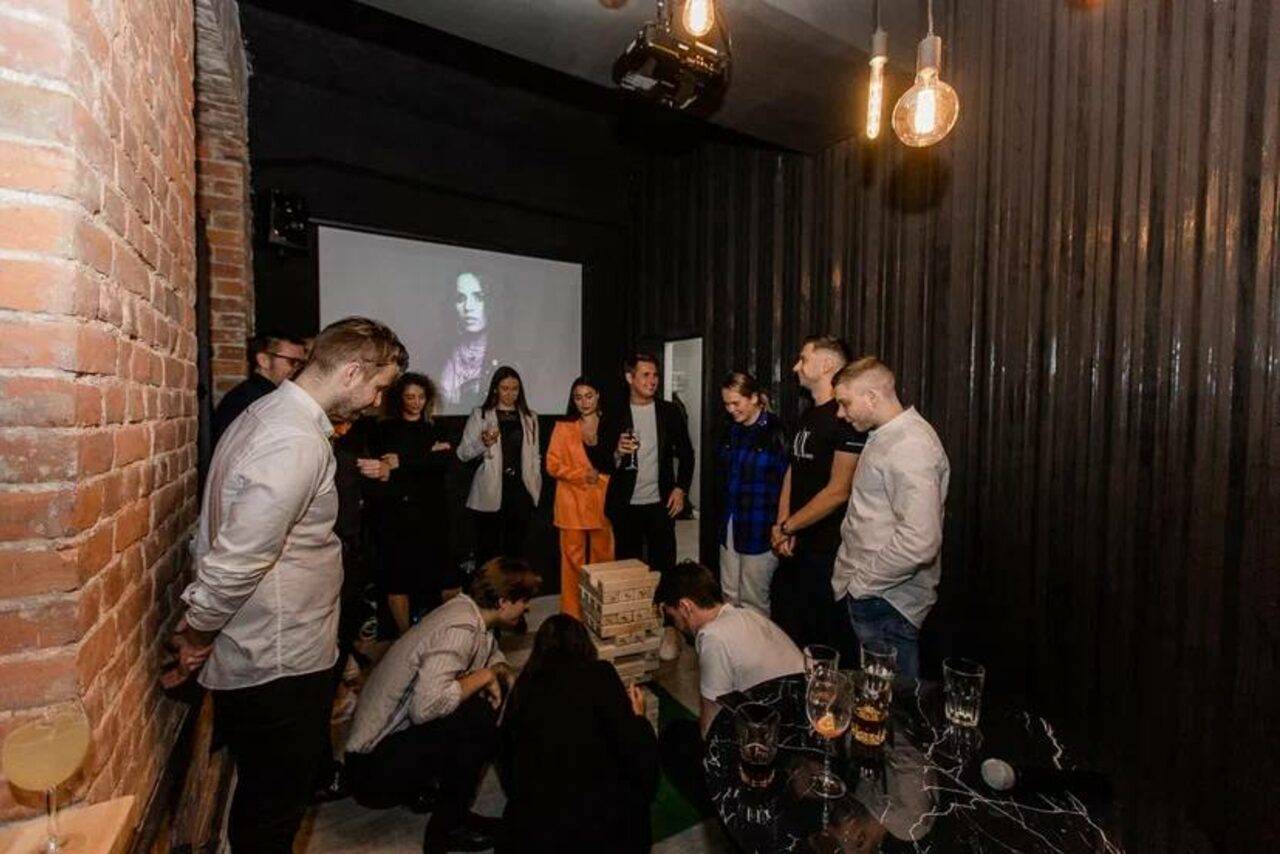 Арендовать Стильная лаундж комната с приставкой