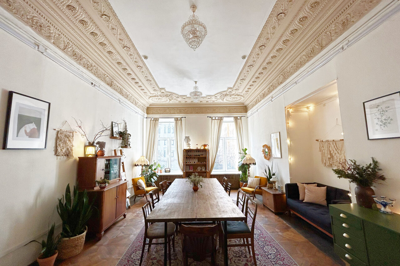 Арендовать Уютное пространство с большими окнами 