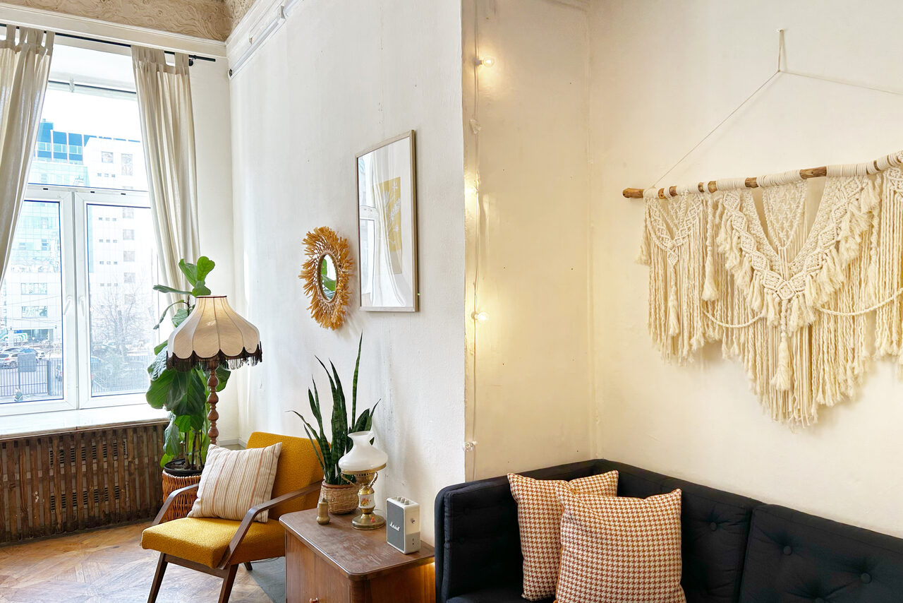 Арендовать Уютное пространство с большими окнами 