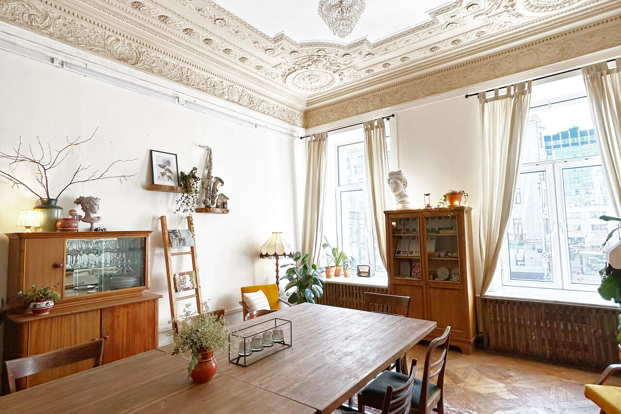 Арендовать Уютное пространство с большими окнами 