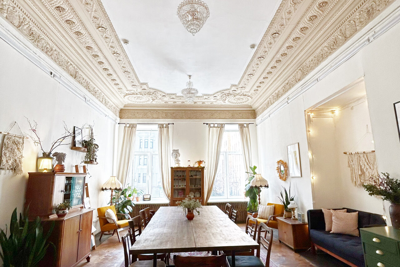 Арендовать Уютное пространство с большими окнами 