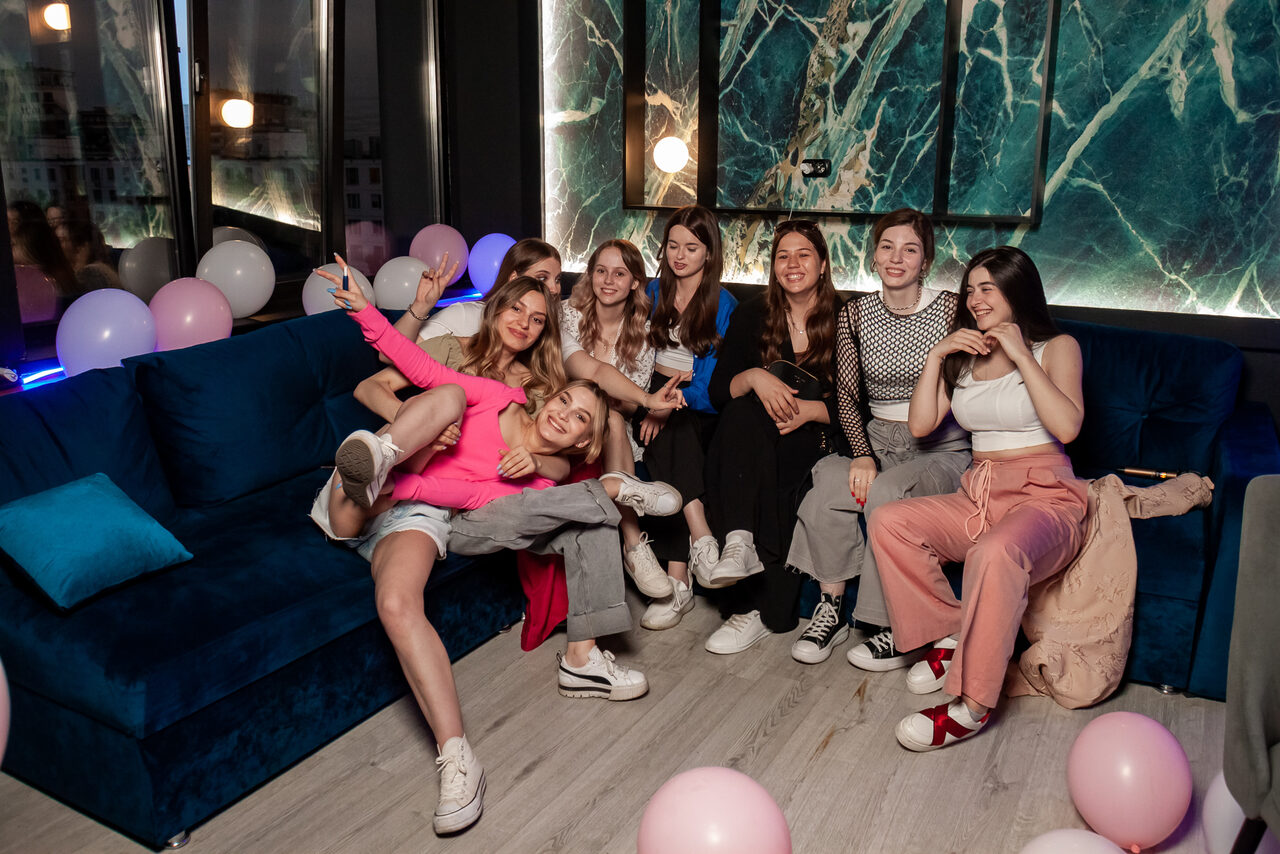 Арендовать Imperial. Праздничный лофт-зал с большим столом