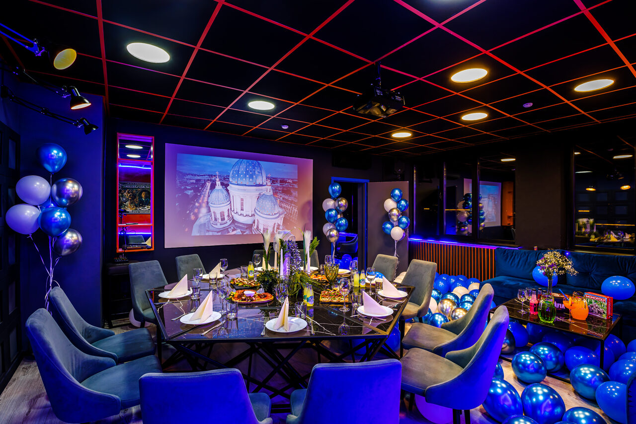 Арендовать Imperial. Праздничный лофт-зал с большим столом