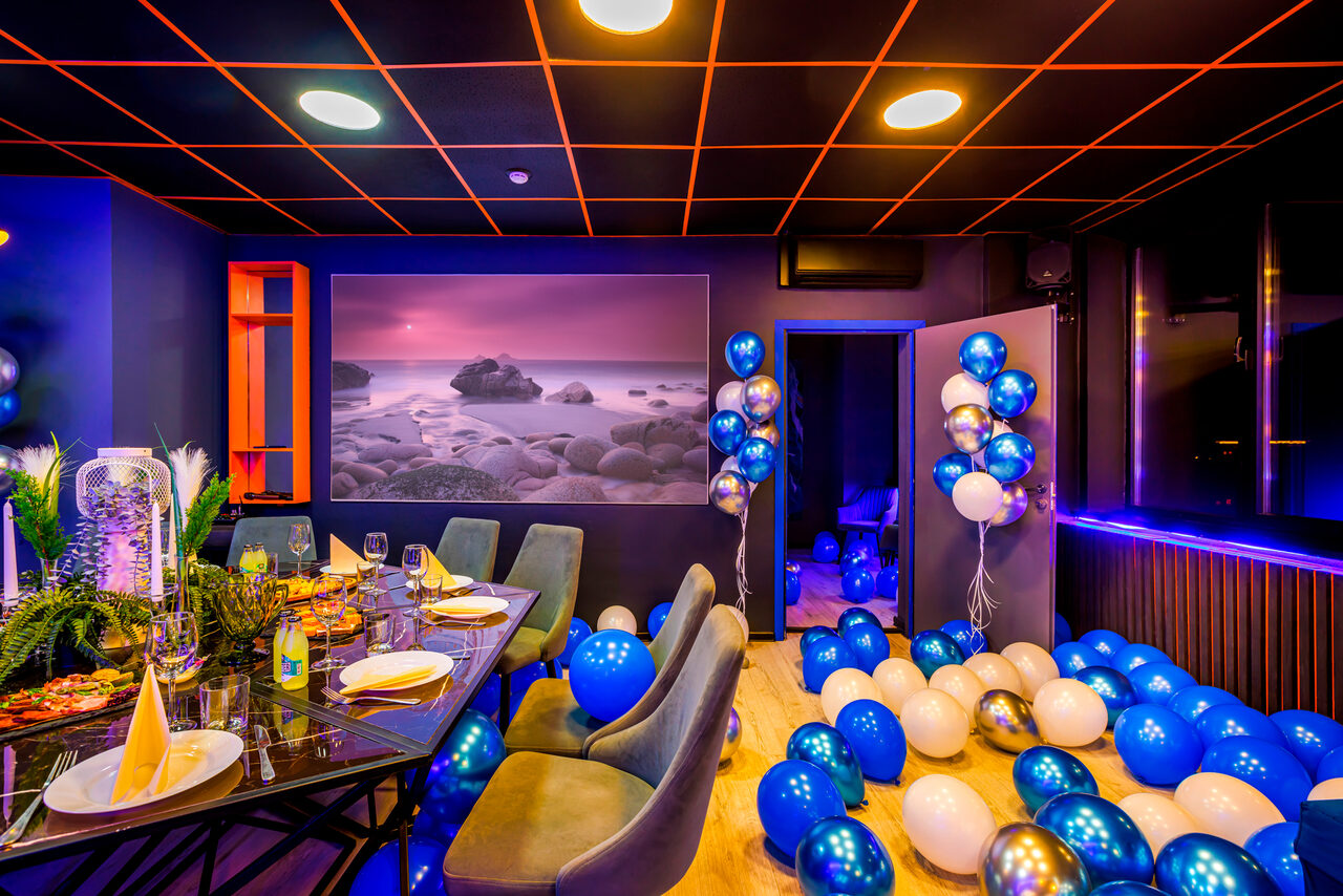 Арендовать Imperial. Праздничный лофт-зал с большим столом