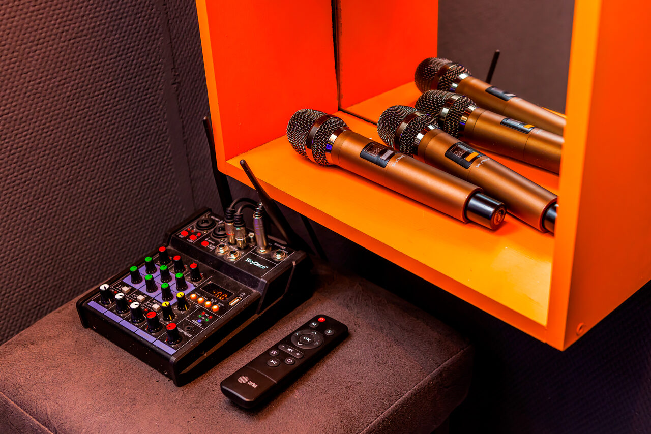 Арендовать Imperial. Праздничный лофт-зал с большим столом