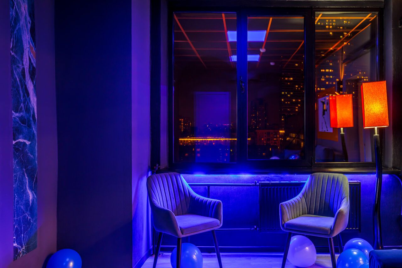 Арендовать Imperial. Праздничный лофт-зал с большим столом