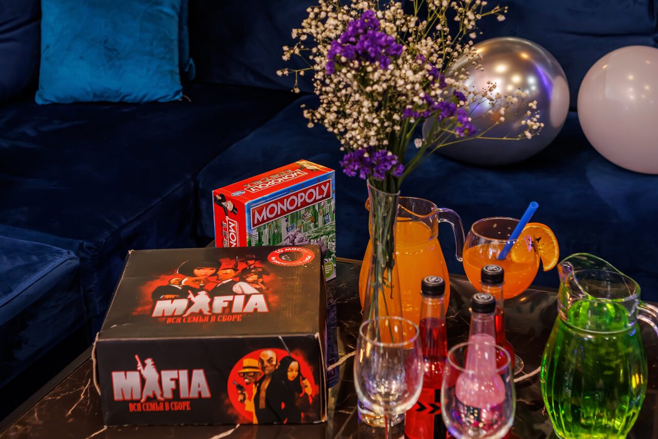 Арендовать Imperial. Праздничный лофт-зал с большим столом