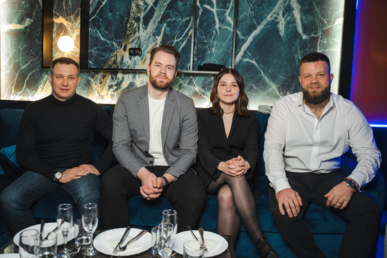 Арендовать Imperial. Праздничный лофт-зал с большим столом