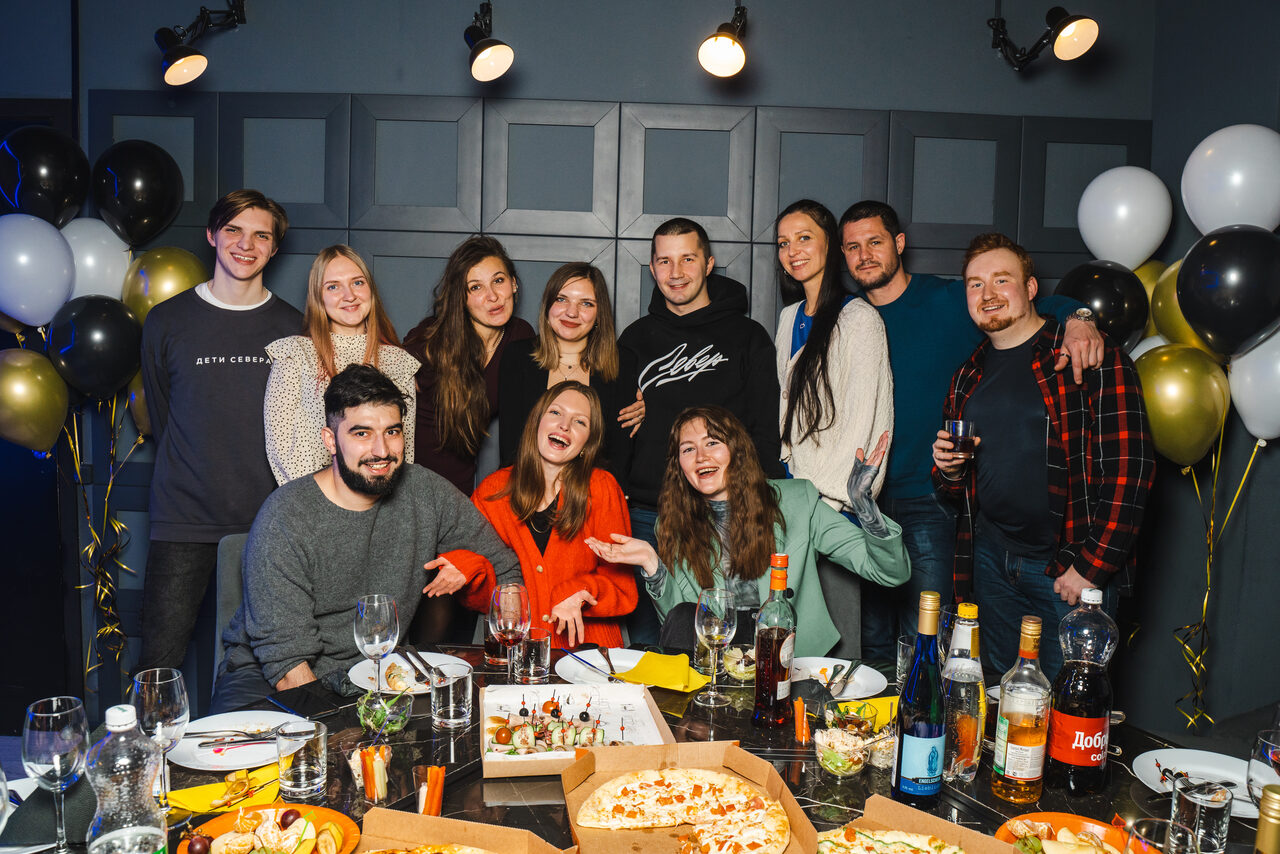 Арендовать Imperial. Праздничный лофт-зал с большим столом