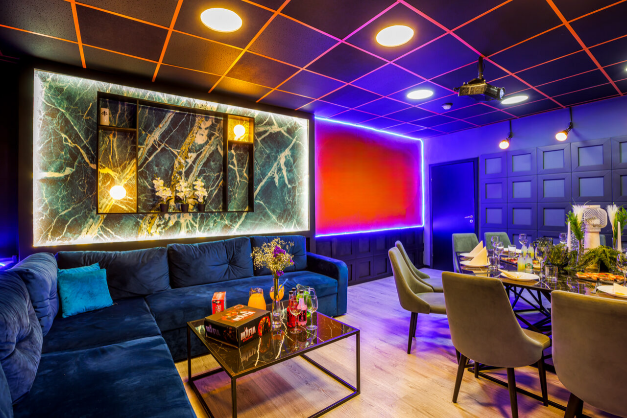 Арендовать Imperial. Праздничный лофт-зал с большим столом