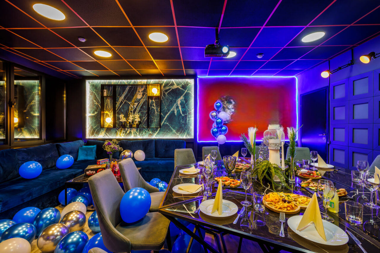 Арендовать Imperial. Праздничный лофт-зал с большим столом